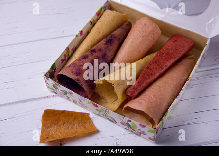 Handgefertigte hausgemachte pastila in ein Feld in einem hellen Hintergrund. Eine Reihe von verschiedenen Früchten, Obst Süßigkeiten mit Äpfel, Obst Süßigkeit mit Erdbeeren, Obst können Stockfoto