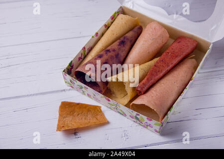 Handgefertigte hausgemachte pastila in ein Feld in einem hellen Hintergrund. Eine Reihe von verschiedenen Früchten, Obst Süßigkeiten mit Äpfel, Obst Süßigkeit mit Erdbeeren, Obst können Stockfoto