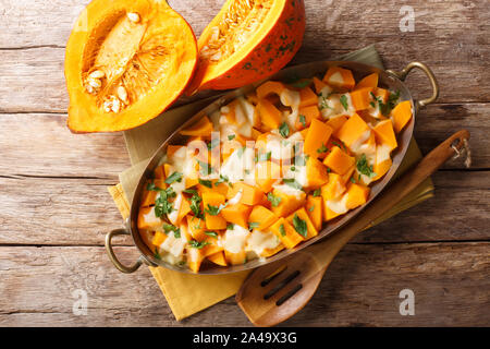 Herbst Kürbis Auflauf mit Mozzarella Käse und Kräutern close-up in einer Auflaufform auf den Tisch. Horizontal oben Ansicht von oben Stockfoto