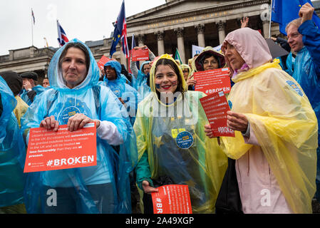 London, Großbritannien. 12. Oktober 2019. Die 3 Millionen protest Trafalgar Square. Die 3 Millionen ist eine Kampagne Organisation für EU27-Bürger in Großbritannien, den Schutz der Rechte von EU27-Bürger zu leben, zu arbeiten, zu studieren, Familien und Abstimmung in Großbritannien, wie sie gerade jetzt tun, was auch immer das Ergebnis der Brexit. Hier campigners braved Dauerregen auf Schritte am Trafalgar Square mit einem Banner und Plakate Hervorhebung Versprechen gebrochen, um im Vereinigten Königreich ansässigen EU-Bürger, die von Boris Johnson, Priti Patel und Michael Gove im Jahr 2016. Credit: Stephen Bell/Alamy Stockfoto