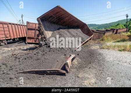 Güterzug entgleist, keine Verletzungen und keine gefährlichen Stoffe vom Bahnhof ausgelaufen. Mechanische Probleme und die Streckenbedingungen sind für einen tr Schuld Stockfoto