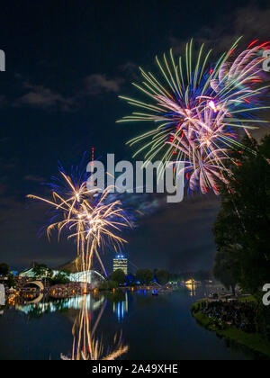 Feuerwerk im Olympiapark, München, Deutschland Stockfoto