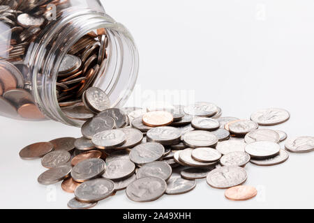 Uns Münzen in einem Glas auf weißem Hintergrund mit Kopie Raum isoliert Stockfoto