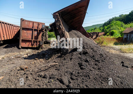 Güterzug entgleist, keine Verletzungen und keine gefährlichen Stoffe vom Bahnhof ausgelaufen. Mechanische Probleme und die Streckenbedingungen sind für einen tr Schuld Stockfoto