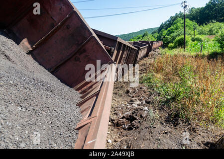 Güterzug entgleist, keine Verletzungen und keine gefährlichen Stoffe vom Bahnhof ausgelaufen. Mechanische Probleme und die Streckenbedingungen sind für einen tr Schuld Stockfoto