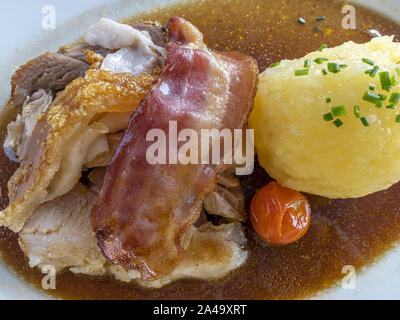 Bayerischer Schweinebraten mit Knödeln Stockfoto