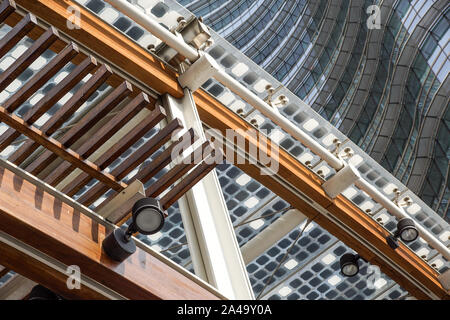 Stück moderner Architektur Hexe es Kurven Linien. Schuß niedrigen Winkel Stockfoto