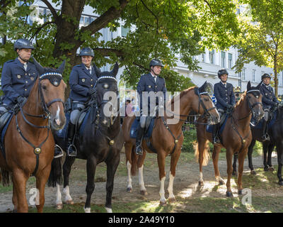 Berittene Polizei auf dem Oktoberfest Parade, München, Deutschland Stockfoto