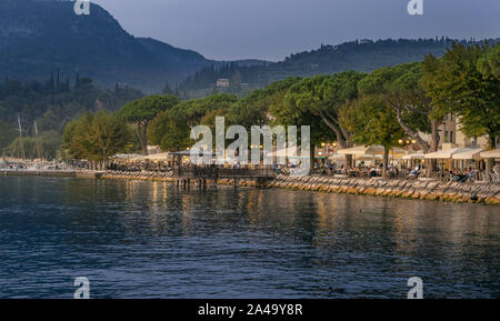 Promenade von Garda am Gardasee, Venetien, Italien Stockfoto