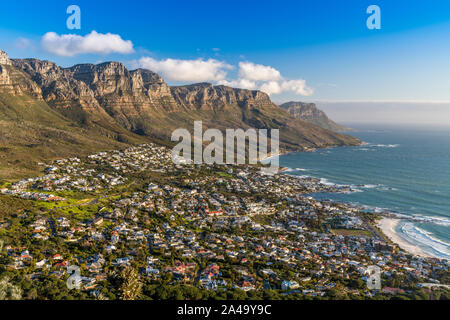 Camps Bay mit zwölf Apostel Berge im Vordergrund, Cape Town, Western Cape, Südafrika Stockfoto