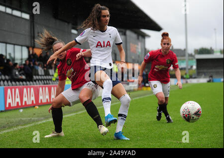 Von Manchester United Kirsty Hanson (links) und Rosella Ayane Kampf um den Ball während Super der FA Frauen Liga Match am Bienenstock, Barnett. Stockfoto