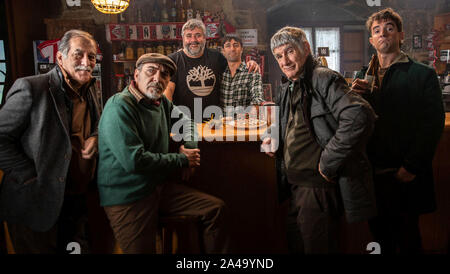 ENRIQUE VILLEN, RAMON BAREA, KANDIDO URANGA, MIKEL LOSADA, KEPA SOJO und LANDER OTAOLA in LA PEQUEÑA SUIZA (2019), unter der Regie von KEPA SOJO. Credit: Nadie es perfecto/Stopline Filme/Kuttuna Filmak/TVE/Album Stockfoto