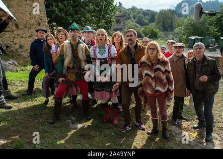 ENRIQUE VILLEN, KANDIDO URANGA, MIKEL LOSADA, SECUN DE LA ROSA, MAGGIE CIVANTOS und INGRID GARCIA JOHNSON in LA PEQUEÑA SUIZA (2019), unter der Regie von KEPA SOJO. Credit: Nadie es perfecto/Stopline Filme/Kuttuna Filmak/TVE/Album Stockfoto