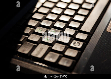 Tastatur vom Laptop von der Seite im hellen Sonnenlicht gesehen Stockfoto