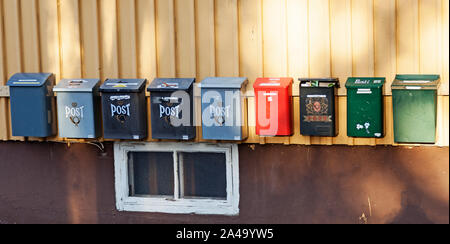 Umea, Schweden - 15. September 2019: Mehrere verschiedene Mailboxen in einer Reihe Stockfoto