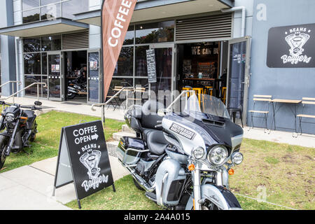 Harley Davidson Motorrad Showroom in North Sydney, mit einem Café und Coffee Shop und Motorräder draußen geparkt, NSW, Australien Stockfoto