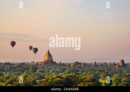 Bagan, Myanmar Tempel im Archäologischen Park, Burma. Sunrise, grünen Bäumen. Stockfoto