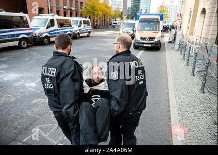 Berlin, Deutschland. 13 Okt, 2019. Ein Aktivist der Bewegung "Aussterben Rebellion' von der Polizei vor dem Bundesministerium für Umwelt durchgeführt wird. Credit: Fabian Sommer/dpa/Alamy leben Nachrichten Stockfoto