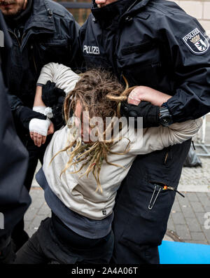 Berlin, Deutschland. 13 Okt, 2019. Ein Aktivist der Bewegung "Aussterben Rebellion' von der Polizei vor dem Bundesministerium für Umwelt durchgeführt wird. Credit: Fabian Sommer/dpa/Alamy leben Nachrichten Stockfoto