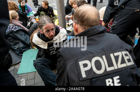 Berlin, Deutschland. 13 Okt, 2019. Ein Aktivist der Bewegung "Aussterben Rebellion' von der Polizei vor dem Bundesministerium für Umwelt durchgeführt wird. Credit: Fabian Sommer/dpa/Alamy leben Nachrichten Stockfoto