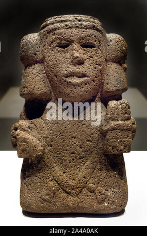Aztekische poröse Vulkangesteinsskulptur der Wassergöttin Chalchiuhtlicue, präkolumbische mesoamerikanische Fruchtbarkeitsgottheit Statue Mexiko-Tal 1325-1521 n. Chr.Aztekische Vulkangesteinsskulptur, die Chalchiuhtlicue darstellt, die Göttin des Süßwassers, der Seen, Flüsse, Bäche und der Fruchtbarkeit. Späte Postklassik (1325–1521 n. Chr.), diese monolithische poröse Vulkangesteinsfigur zeigt ihr charakteristisches breites rechteckiges Stirnband mit großen dekorativen Seitenzöpfen (amateteuitl). Sie wird typischerweise kniend dargestellt, mit den Händen auf den Knien ruhend, und hält stilisierte Maiskolben oder rituelle Opfergaben Stockfoto