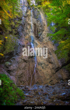 Der Wasserfall an der Wetzstein-Leine in der Nähe von Alzenau in Bayern. Die einzelnen Stufen auf dem Weg zum Hauptfall. Stockfoto