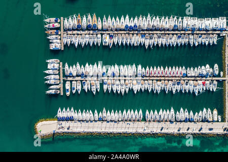 Yachten und Segelboote im raw in der Marina vor Anker in der Stadt Biograd na Moru, Adria in Kroatien Stockfoto