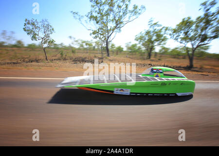 Darwin, Australien. 13 Okt, 2019. Den niederländischen Solar Racing Team Auto mit der Pole Position das Rennen beginnt während der World Solar Challenge in Darwin, Northern Territory in Australien am Okt. 13, 2019. Quelle: Xinhua/Alamy leben Nachrichten Stockfoto