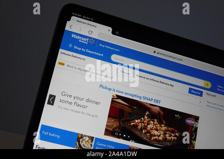 Orlando, FL/USA -10/12/19: Die Walmart Online Store auf einem Computer. Walmart ist eine US-amerikanische multinationale Handelsunternehmen, die eine Kette von arbeitet Stockfoto