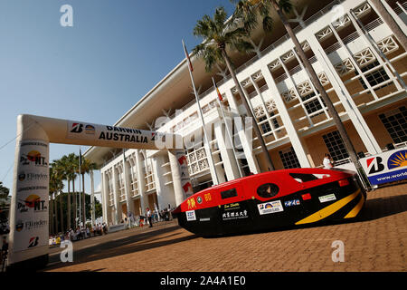 Darwin, Australien. 13 Okt, 2019. Die Sonne Shuttle Racing Team Auto von Peking Institut für Technologie aus China an den Start bei der World Solar Challenge in Darwin, Northern Territory in Australien am Okt. 13, 2019. Quelle: Xinhua/Alamy leben Nachrichten Stockfoto