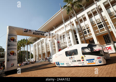 Darwin, Australien. 13 Okt, 2019. Ardingly College Solar Team Auto des Vereinigten Königreichs an den Start bei der World Solar Challenge in Darwin, Northern Territory in Australien am Okt. 13, 2019. Quelle: Xinhua/Alamy leben Nachrichten Stockfoto