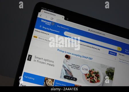 Orlando, FL/USA -10/12/19: Die Walmart Online Store auf einem Computer. Walmart ist eine US-amerikanische multinationale Handelsunternehmen, die eine Kette von arbeitet Stockfoto