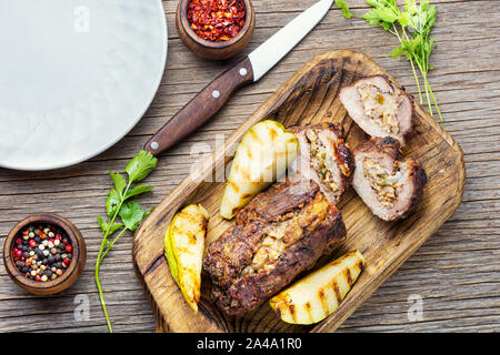 Hackbraten mit Birnen und Mandeln. Rindfleisch Hackbraten auf hölzernen Tisch Stockfoto