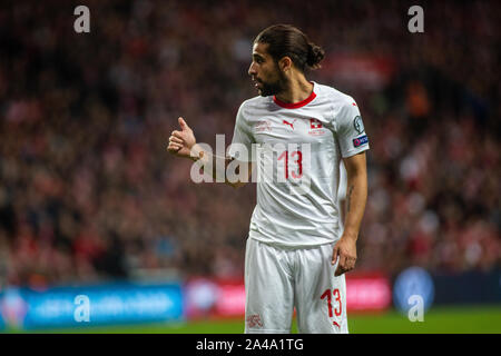 Kopenhagen, Dänemark. 12 Okt, 2019. Dänemark, Kopenhagen. 12.Oktober 2019. Ricardo Rodriguez (13) der Schweiz während der EURO 2020 qualifier Match zwischen Dänemark und der Schweiz bei Telia Parken in Kopenhagen gesehen. (Foto: Gonzales Foto/Alamy leben Nachrichten Stockfoto