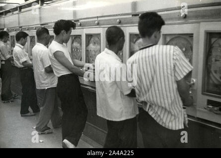 Spielt das Spiel mit alten Spielautomaten, Japan 1958 Stockfoto