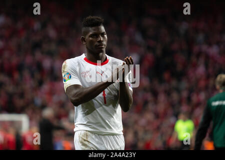 Kopenhagen, Dänemark. 12 Okt, 2019. Dänemark, Kopenhagen. 12.Oktober 2019. Breel Embolo (7) der Schweiz ist Dank an die Fans im EM-Qualifikationsspiel 2020 Match zwischen Dänemark und der Schweiz bei Telia Parken in Kopenhagen. (Foto: Gonzales Foto/Alamy leben Nachrichten Stockfoto