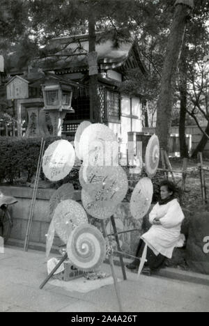 Sonnenschirm Straße Verkäufer, Japan 1958 Stockfoto