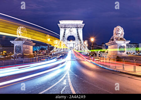 Die Kettenbrücke in Budapest bei Nacht. Moving Lights der Autos. Stockfoto