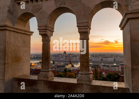 Blick von der Fischerbastei auf das Parlamentsgebäude und die Donau bei Sonnenaufgang. Stockfoto