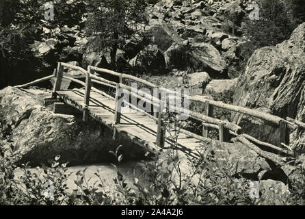 Holzbrücke über einen torrent Fluss in die Berge, Italien 1960 Stockfoto