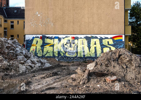 Bevor es weg ist... Graffiti & Schädel auf den Aufbau von Firewall wird bald verschwinden, da die Baustelle Website ist in Neukölln entwickelt, Berlin Stockfoto