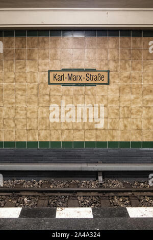 Karl Marx Straße U-Bahn U-Bahn Station in Neukölln, Berlin. Interieur & station Typenschild Stockfoto