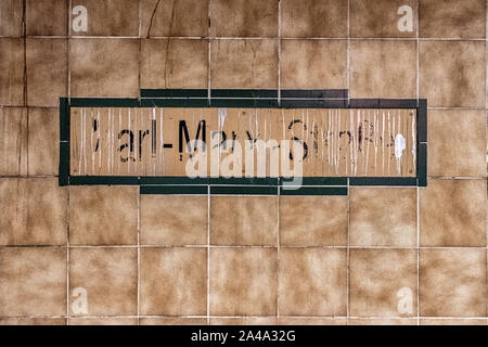 Karl Marx Straße U-Bahn U-Bahn Station in Neukölln, Berlin. Interieur & station Typenschild Stockfoto