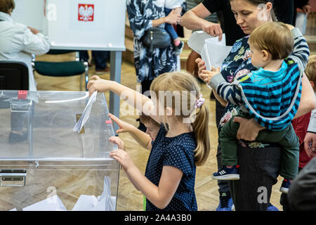 Warschau, Polen. 13 Okt, 2019. Oktober 13, 2019, Warschau, Polen: Am Sonntag, 13. Oktober 2019 Parlamentswahlen abgehalten. Heute sind Polen wählen Kandidaten für den Sejm und Senat. Jarosław Kaczyński, Präsident der Partei Recht und Gerechtigkeit, in einem der Warschauer Wahlkommissionen gestimmt. Credit: Grzegorz Banaszak/ZUMA Draht/Alamy leben Nachrichten Stockfoto