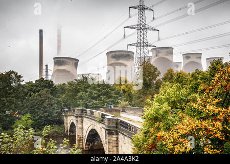 Ferrybridge, in der Nähe von Leeds, UK. 13. Oktober 2019. (Abfolge von sieben Bilder) Vier massive Kühltürme in die FERRYBRIDGE C Kohlekraftwerk werden in einer kontrollierten Explosion zerstört. Die Anwohner wurden evakuiert und Verkehr auf der nahe gelegenen Autobahn M62 wurde zum Stillstand gebracht Das 375 Fuß Türme, die seit 1966, abgerissen werden gestanden haben zu ermöglichen. Drei Türme bleiben zu einem späteren Zeitpunkt abgerissen werden. © Ian Wray/Alamy leben Nachrichten Stockfoto