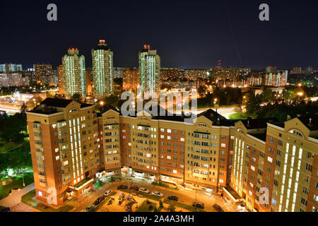 Schöne Nachtlandschaft in Selenograd Schlafgebiet von Moskau Stockfoto