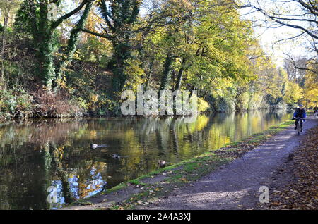 Radfahrer, Leeds - Liverpool Canal, Bingley, West Yorkshire Stockfoto