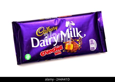 Cadbury Dairy Milk Schokolade, crunchie Bits, auf weißem Hintergrund Stockfoto