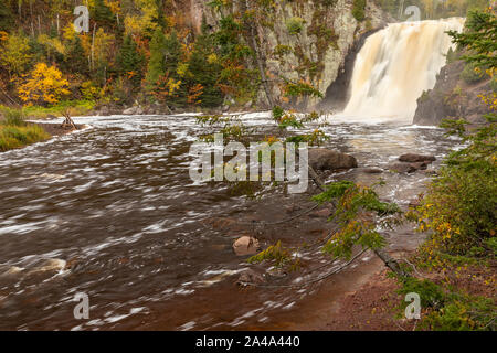 Taufe River Wasserfall im Herbst Stockfoto