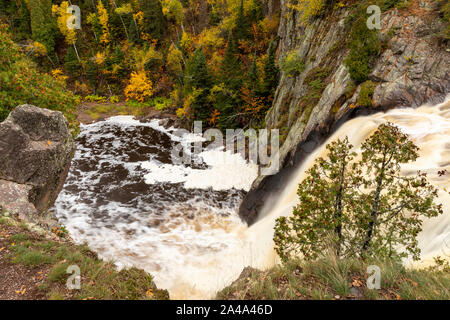 Taufe River Wasserfall im Herbst Stockfoto